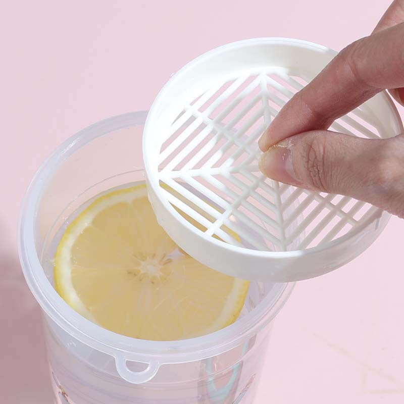 The Aiyouhui cartoon cute student lunch box has compartments that do not mix flavors and can be heated in the microwave. It is a set of lunch boxes and water cups Application Scenario