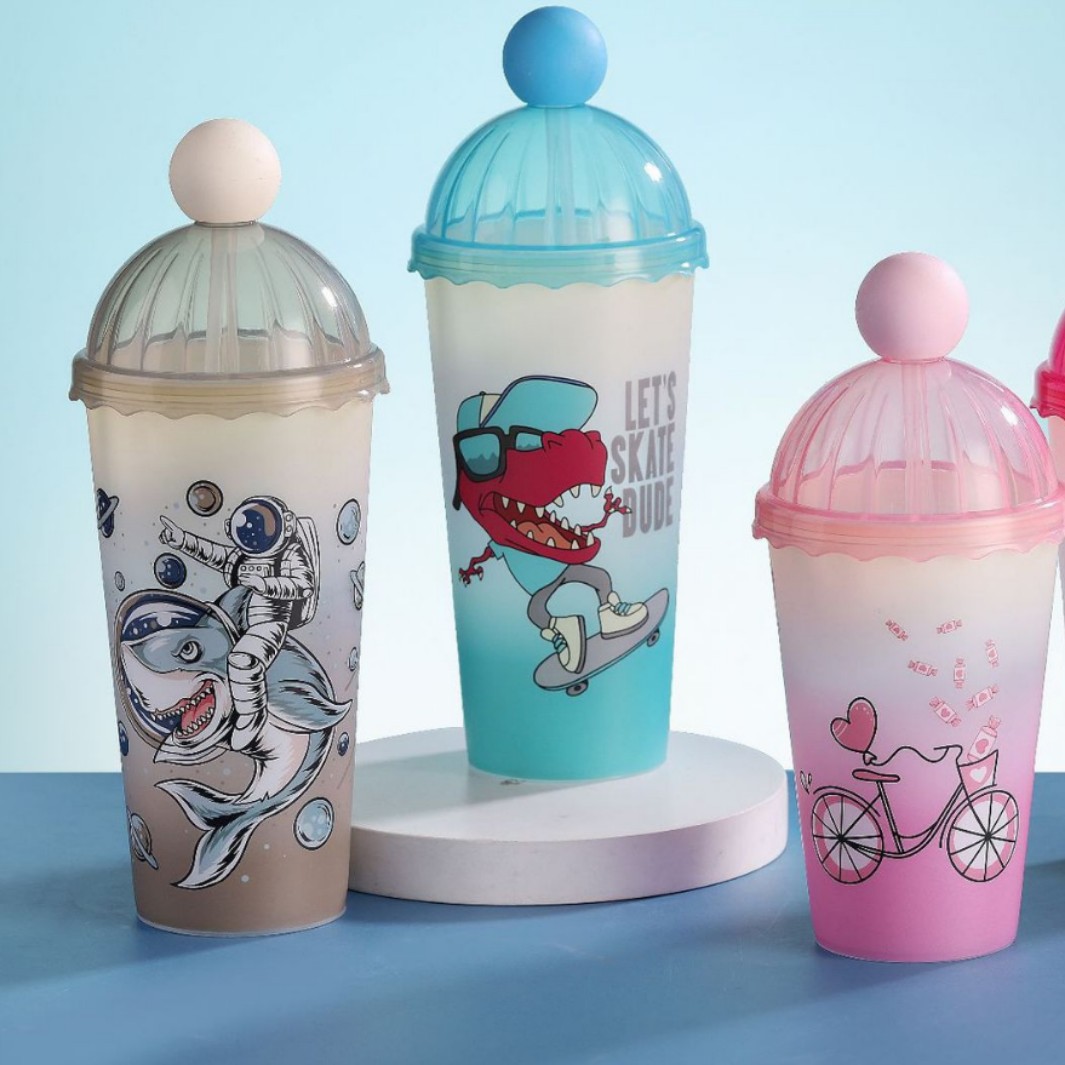 New cartoon plastic water cups, creative cartoon animal straw cups, high appearance level, cute milk tea and juice cups wholesale details Picture