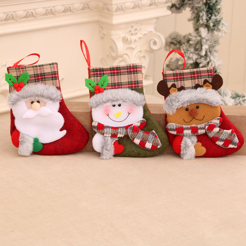 Cross-Border New Christmas Stocking Christmas Decorations Christmas Gift Bag Vintage Plush Christmas Stocking Gift Bag Application Scenario