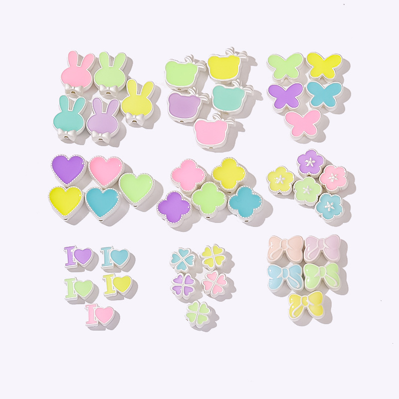 Combination series alloy double-sided oil-dripping rabbit head, little bear beaded, heart-shaped scattered beads DIY bracelet keychain accessories Application Scenario
