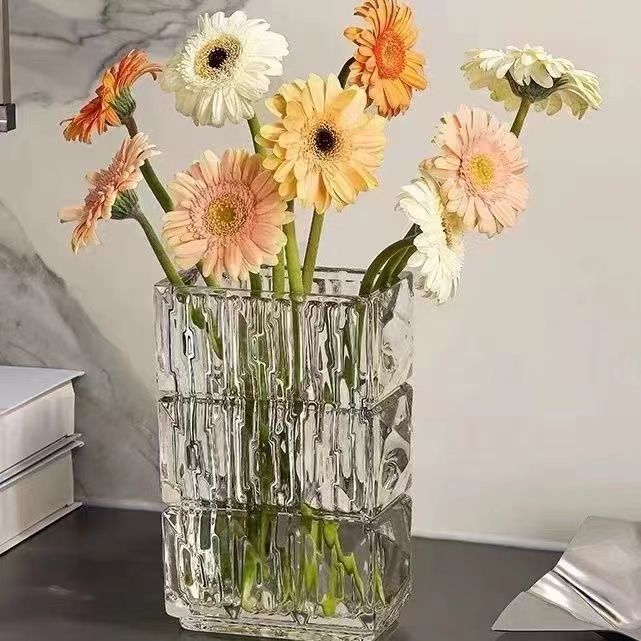 A light luxury Nordic home, Lusuo vase, water-grown fresh flowers, roses and lilies, simple decorative items for the living room table, and vase placement