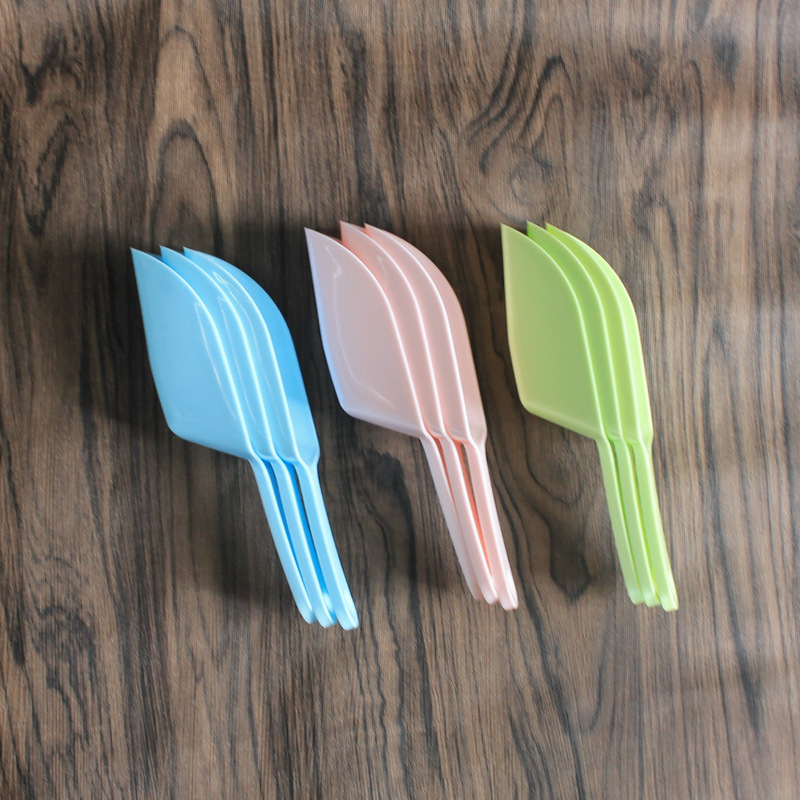 Factory direct sales plastic ice spatula, household multi-functional food plastic ice spatula, creative rice, tea and flour spatula and spoons Application Scenario