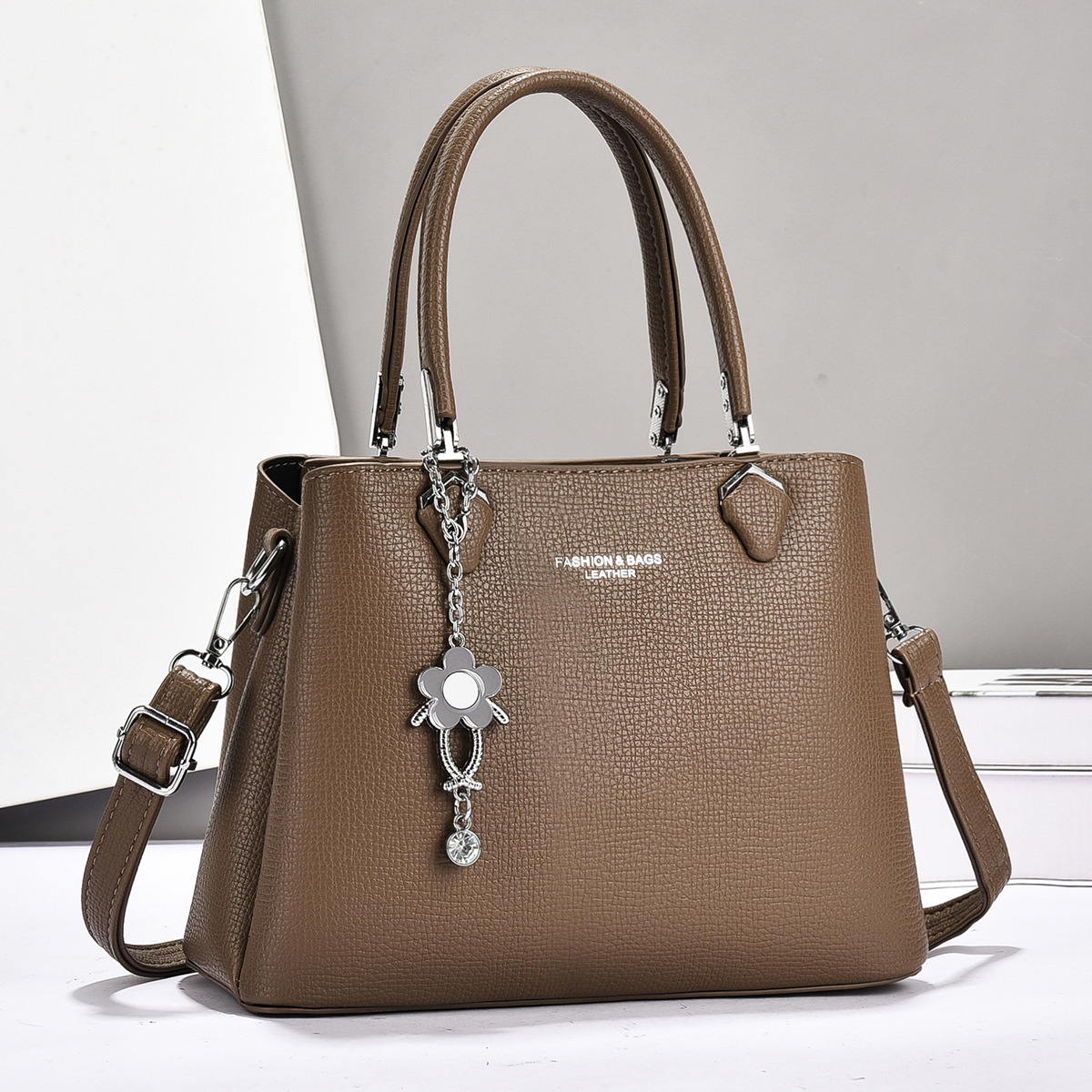 Versátil otoño mujer 2025 moda bolso bolso crossbody nueva atmósfera bolsa de mediana edad bolsa de mamá moda Application Scenario