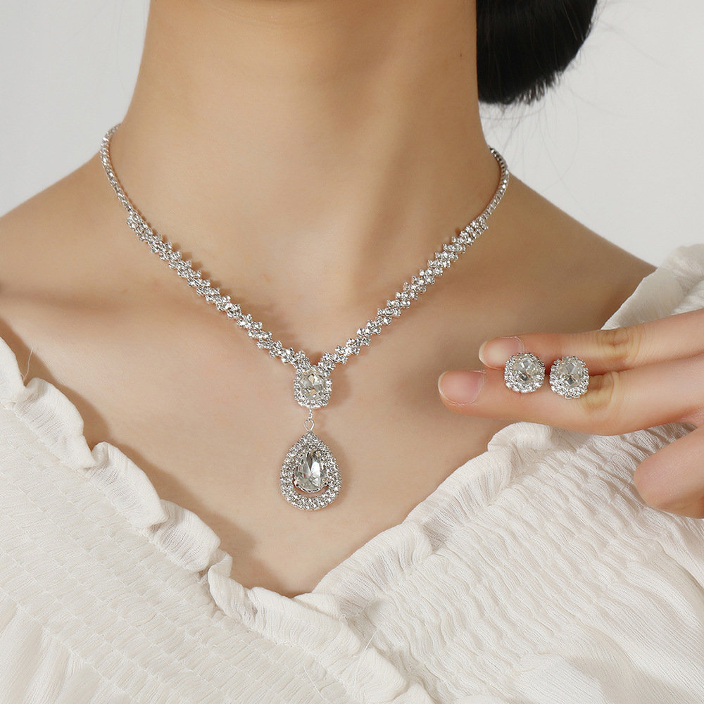 New small commodity in stock, metal diamond-encrusted wedding bride jewelry set, two-piece set, necklace and earrings Application Scenario