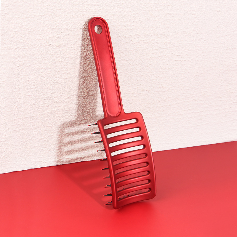 Cross-Border Hot Frosted Red Big Curved Comb For Men And Women Fluffy Styling Curly Hair Comb Straight Hair Rib Comb Wholesale Application Scenario