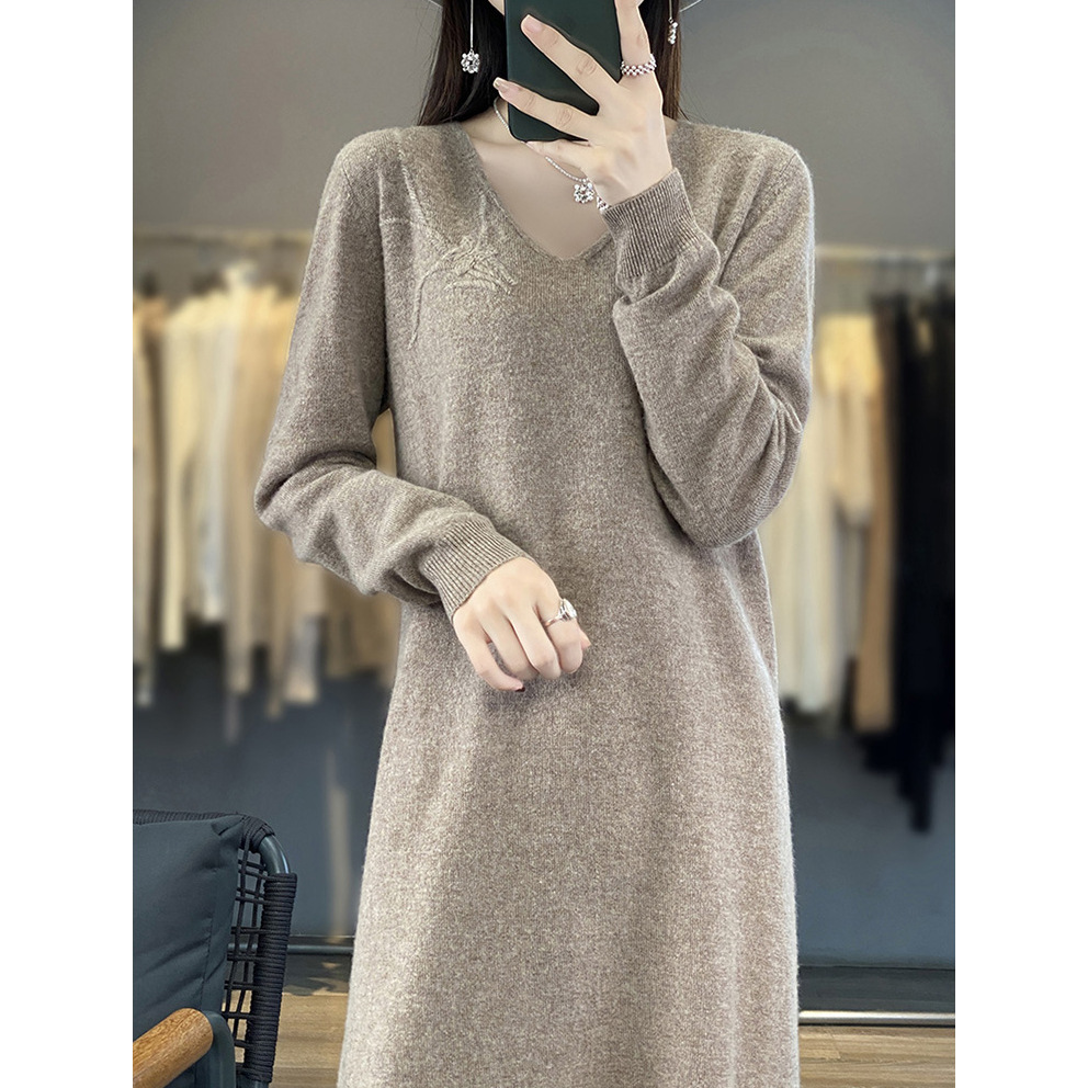 Vestido bordado cuello en V otoño invierno nuevo temperamento elegante largo color sólido holgado tamaño grande legging cross border jersey falda Application Scenario