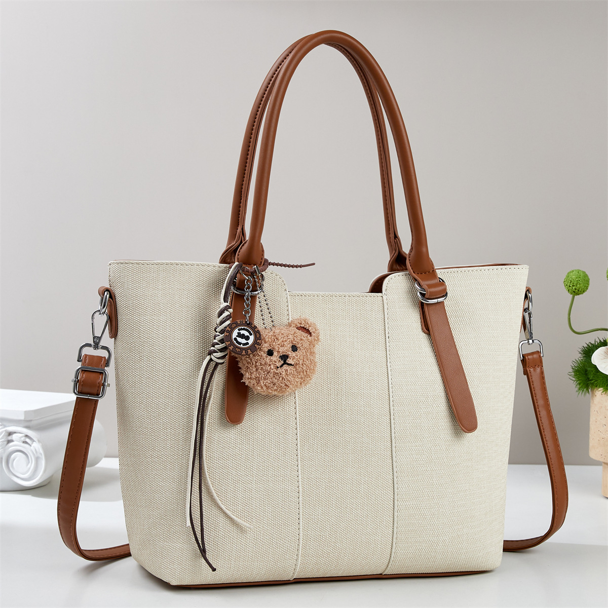 Commuter tote bag, large-capacity hand and shoulder casual bag, new autumn and winter versatile bag, ladies' bag Application Scenario