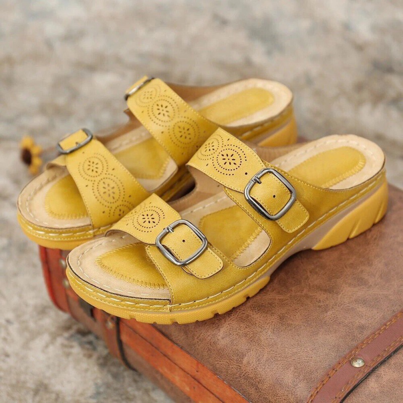The new large-sized flat-bottomed flip-flops for women's casual wear in the spring and summer of this year are thick with belt buckles details Picture