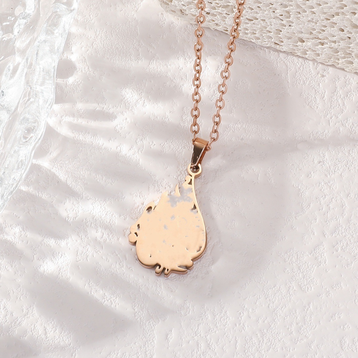 Cross-border exclusive irregular-shaped pendant necklace, high-end men's and women's stainless steel collarbone necklace accessory Application Scenario