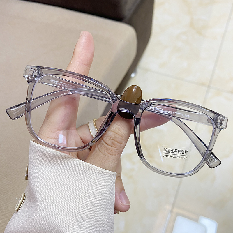 The Korean version of the anti-blue light small glasses frame that shows the face without makeup is the same as the one on Xiaohongshu. Women can pair it with square glasses frames of prescription Application Scenario