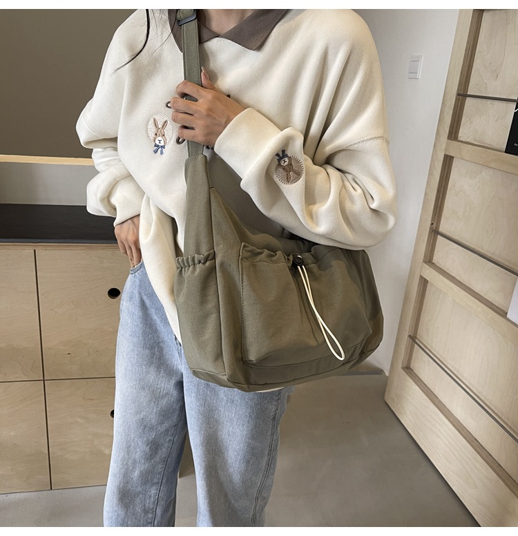 韩版时尚尼龙斜挎包2024新款休闲百搭褶皱单肩包大容量纯色帆布包详情13