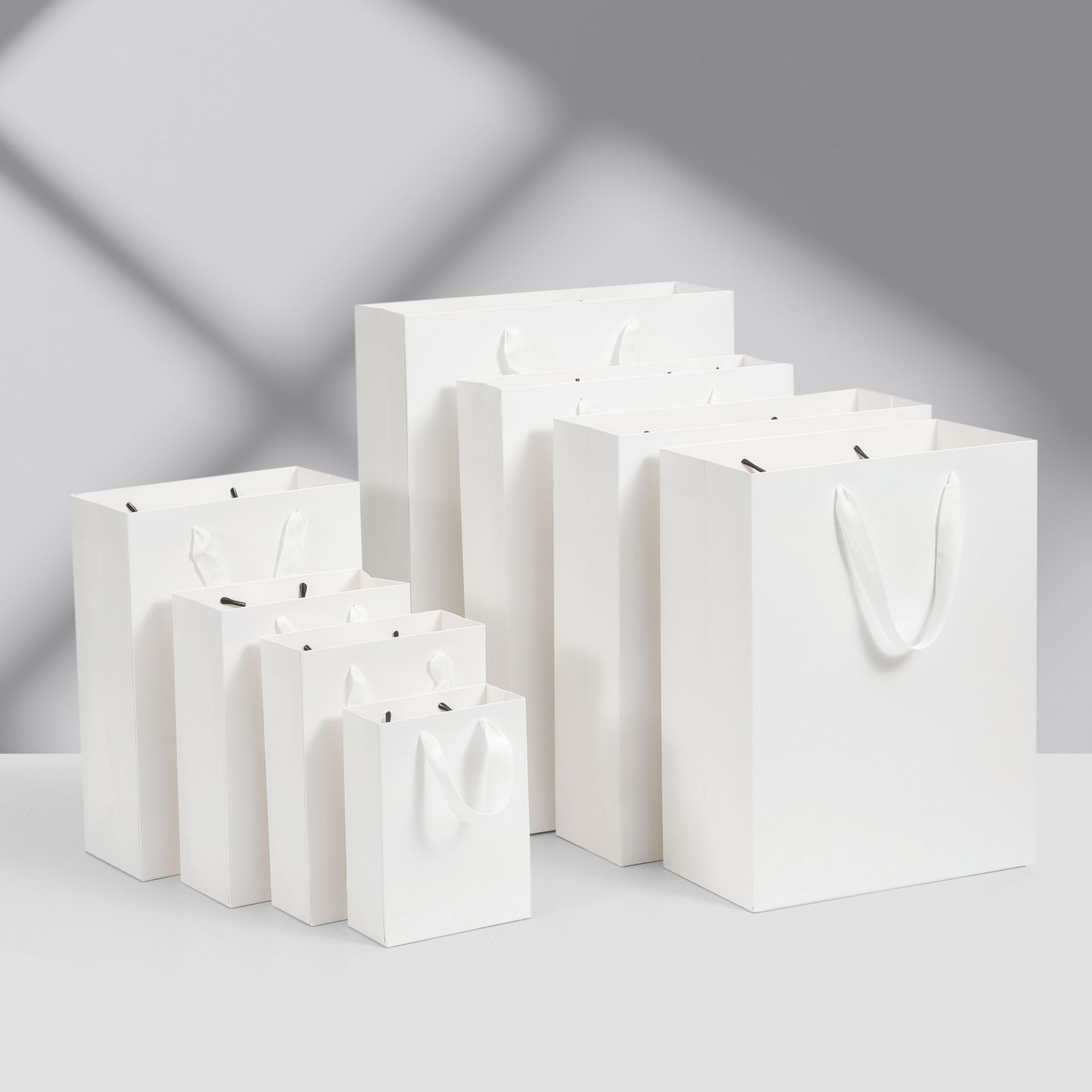 Handbags, kraft paper bags, Christmas packaging gift bags, gifts, clothing stores, women's clothing, logo printing, large quantities in stock Item Picture