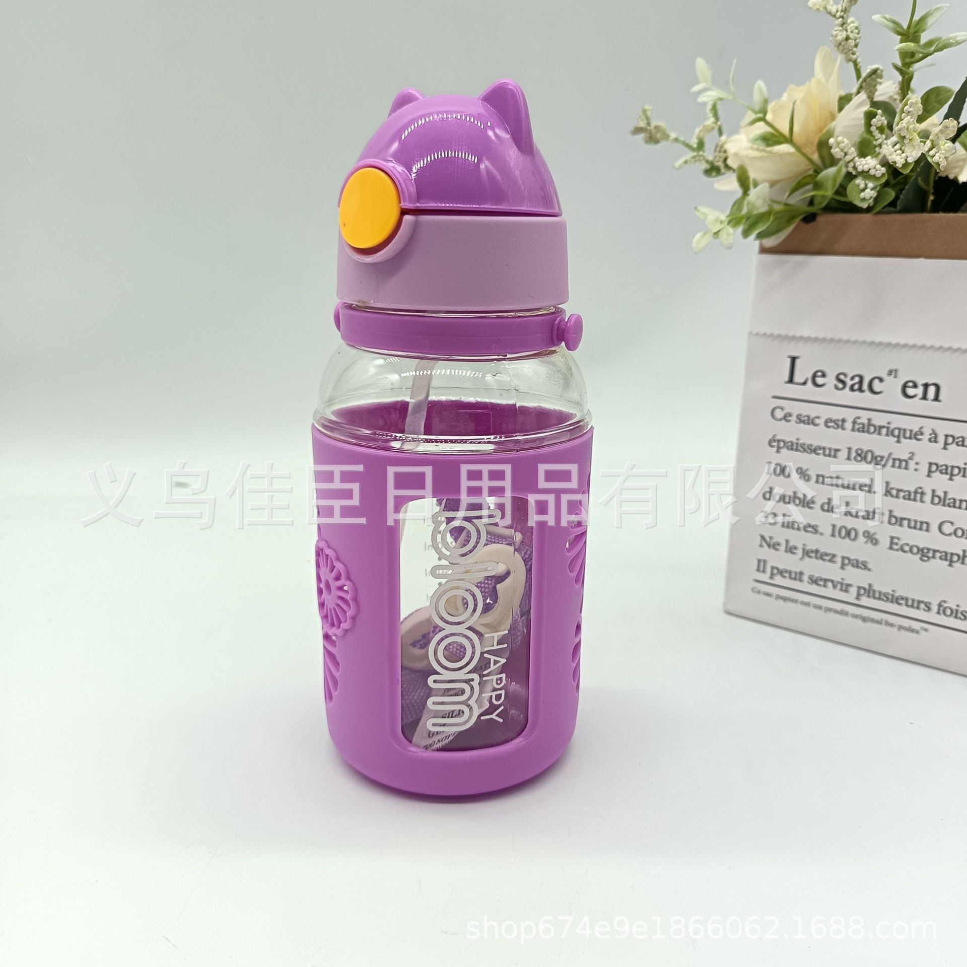 Creative water cups for export, folding straw LIDS, hand-held square water cups, heat insulation covers, outdoor sports water bottles, student space Application Scenario