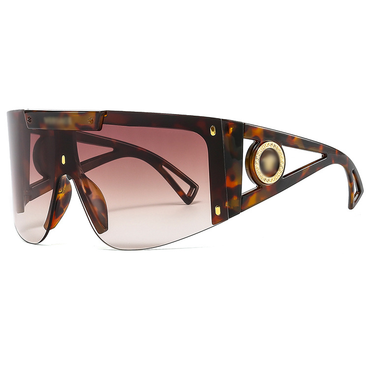 New one-piece hollowed-out large-frame one-piece sunglasses for women, European and American sunglasses, trendy street style, cross-border cycling glasses 4393 Application Scenario