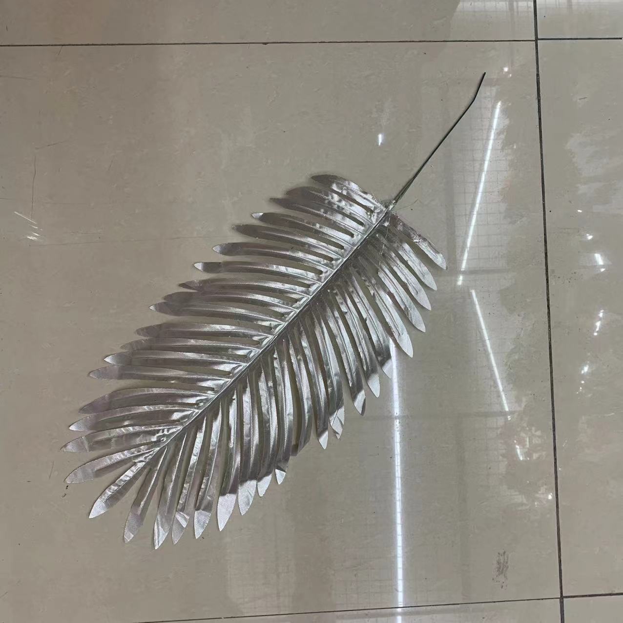 Factory direct sales of artificial plant leaf walls, hotel and home country-style set decoration, chrysalidocarpa photography props, single pieces Application Scenario
