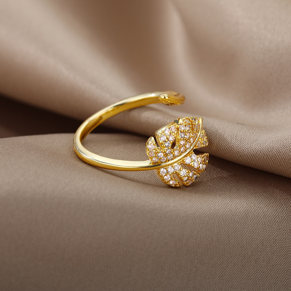 Kimoj's New Ring Is Retro, Fashionable And Elegant. It's A Summer Leaf Ring, An 18K Gold Palm Leaf Ring, A Leaf Ring And A Women's Opening Ring Application Scenario
