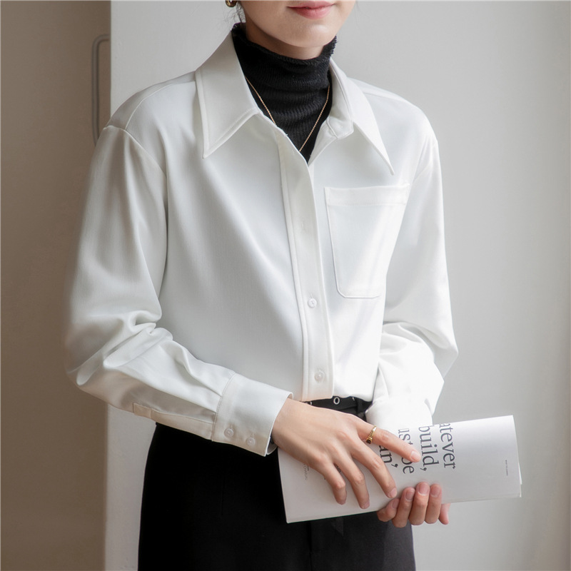 A real photo of a white long-sleeved layered shirt for women's work in the 2024 autumn and winter season, paired with a thickened twill brushed shirt Application Scenario