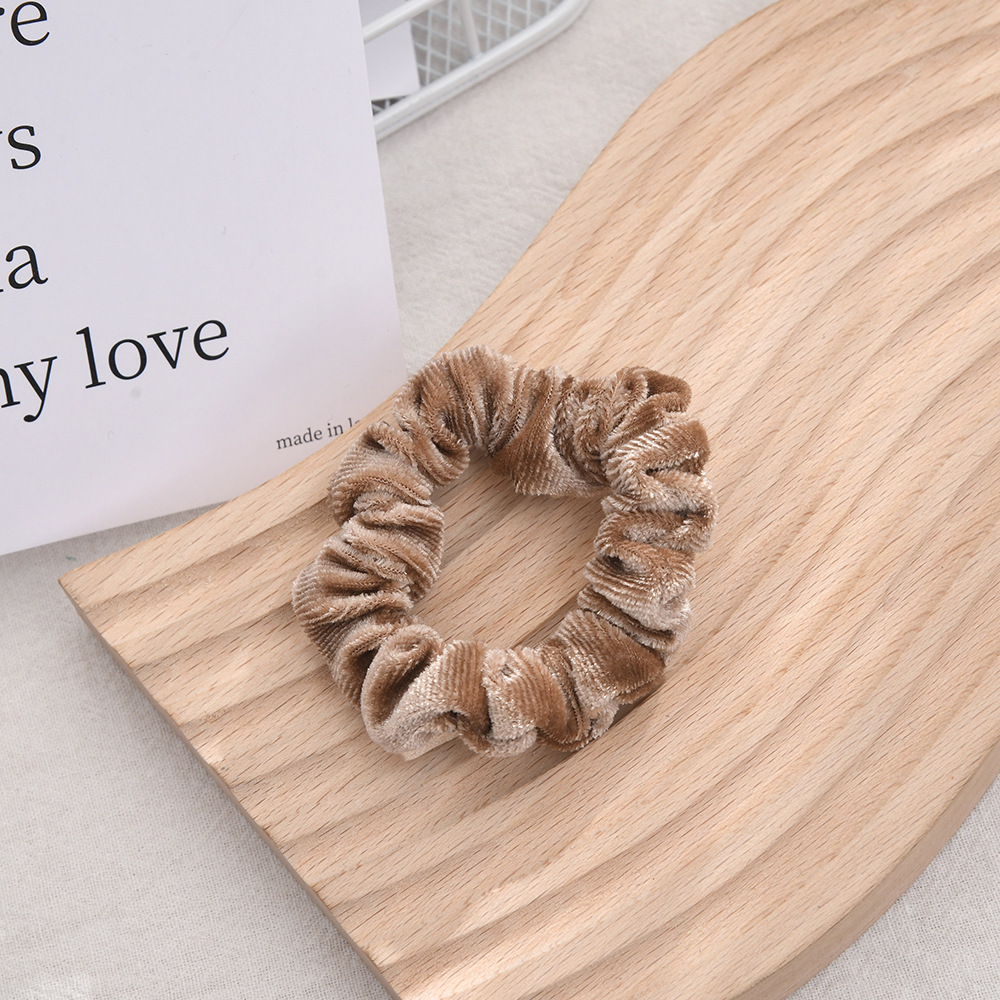 Basic velvet fabric large intestine hair band, solid color coil, leather band, high-elasticity and versatile fabric hair accessory manufacturer wholesale Application Scenario