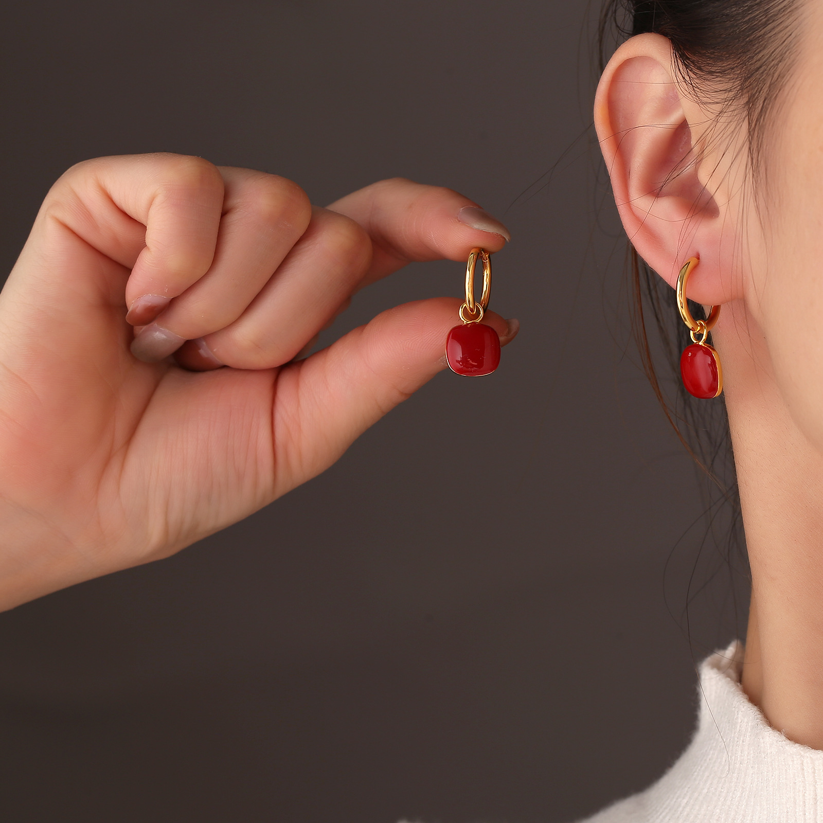French retro square ear buckles, autumn and winter atmosphere accessories, elegant and small Hong Kong-style earrings, popular small accessories wholesale Application Scenario