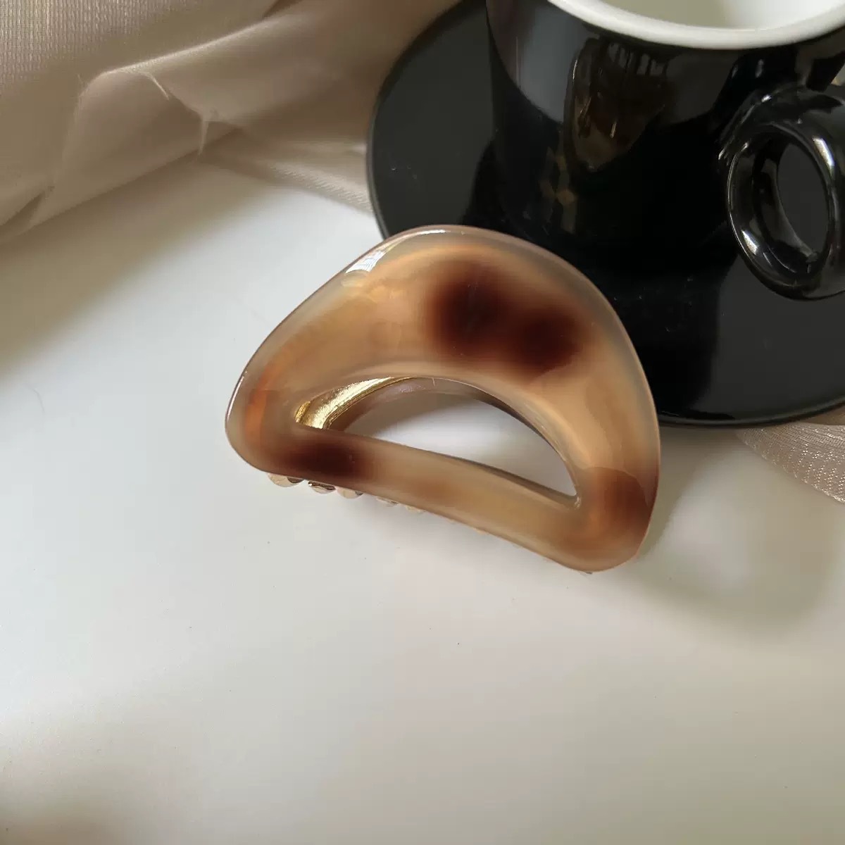 French retro semi-round small hairpin, semi-tied hairpin, high-end shark clip, acetate alloy elegant hairpin for women details Picture