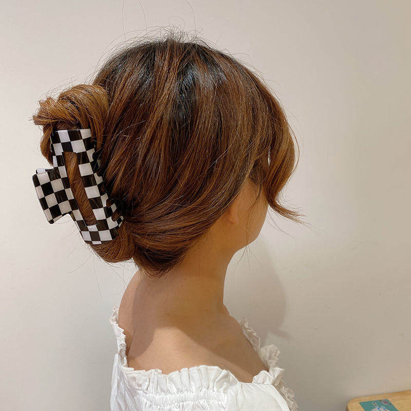 The New Internet Celebrity Checkerboard Shark Clip Korean Temperament Check Clip Back Hair Clip Large Hairpin Girl Application Scenario