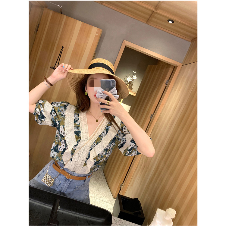 A retro green short-sleeved lace V-neck shirt with small floral prints from the US summer, featuring puffed sleeves and ruffled edges Item Picture