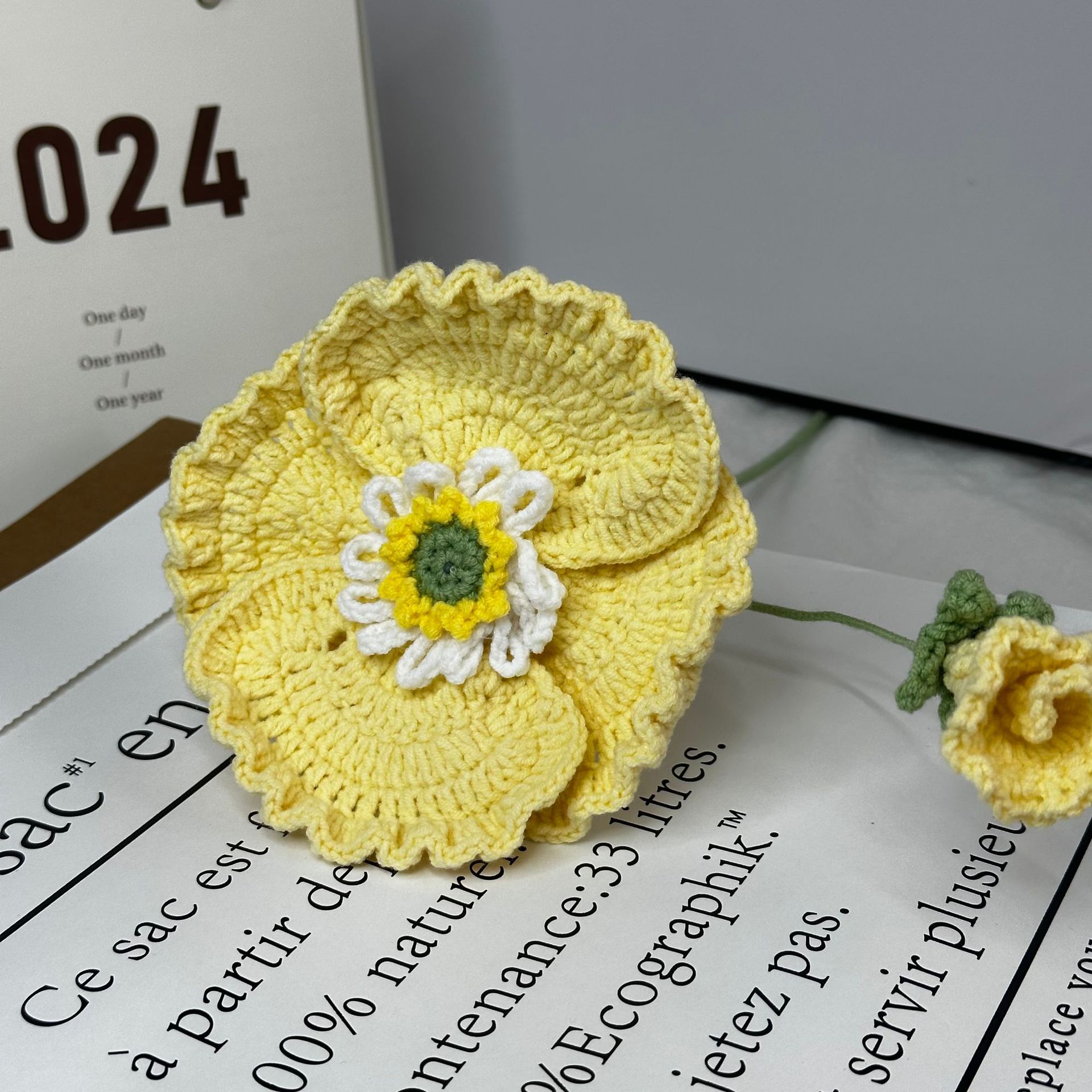 Wholesale of finished products of knitted poppy flowers, crocheted yarn flowers, artificial flowers and hand-woven flowers at the skirt edge Application Scenario