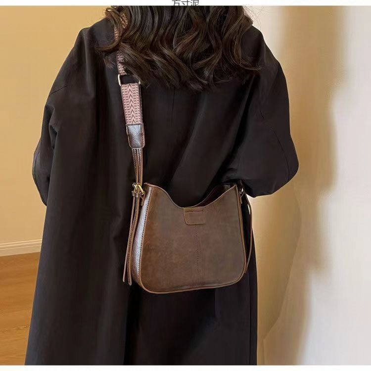 包包女士新款潮感时尚斜挎包复古今年流行宽带单肩水桶包一件批发详情8