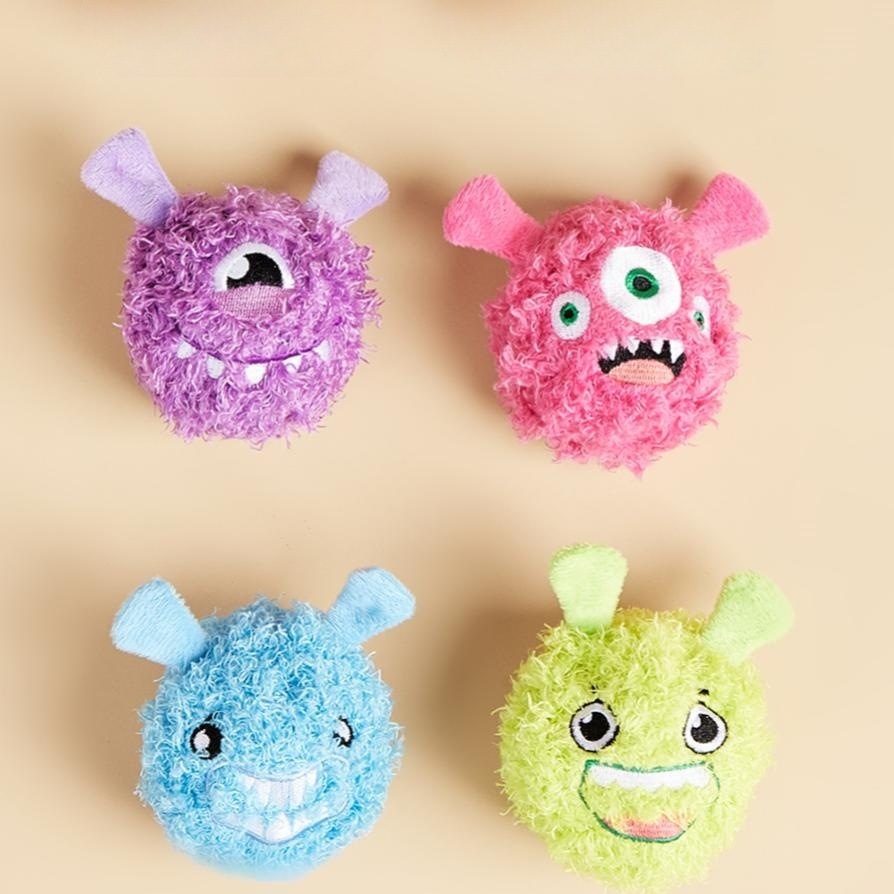 This is a discounted and popular cat toy with a funny and cute monster and a built-in sound-emitting ball. It's a self-entertaining and entertaining cat toy Application Scenario
