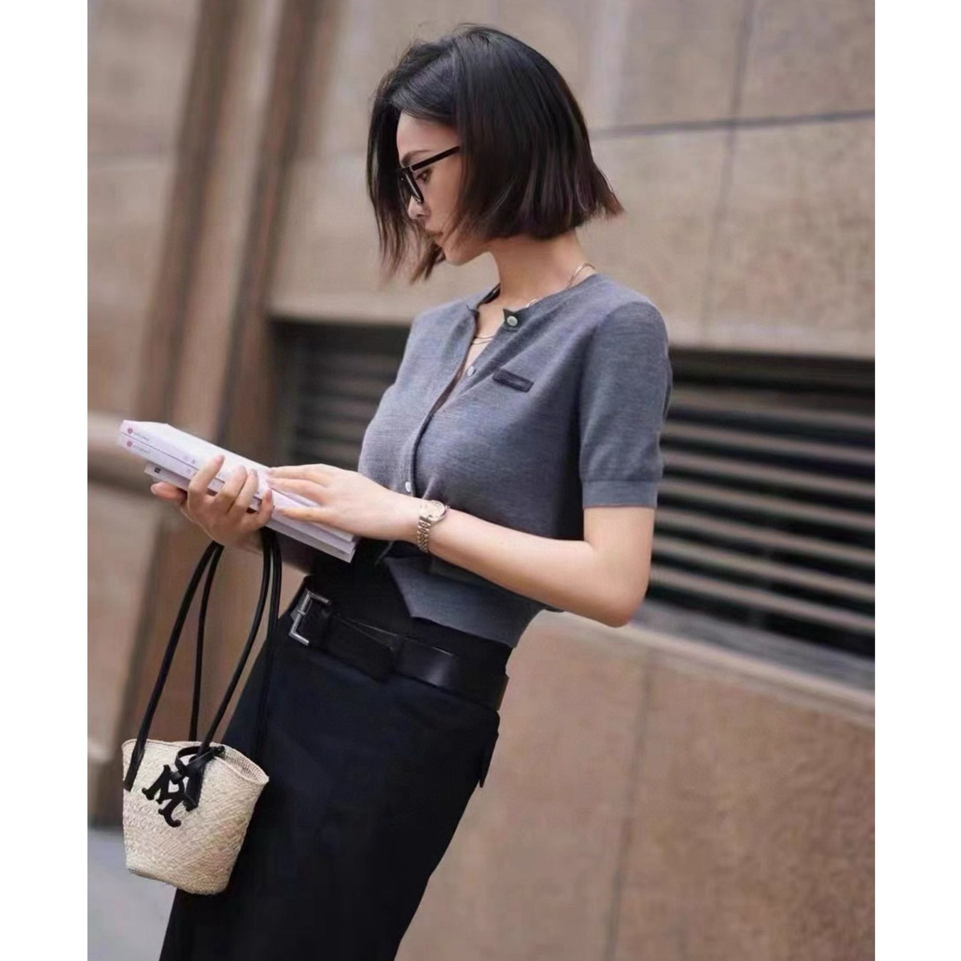 The 2024 summer new M fine-count woolen woven label commuting, smart and stylish slim short knitted cardigan Specification image