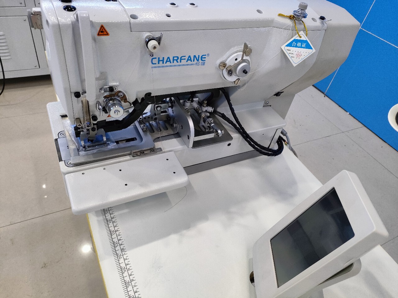 The 1790 continuous buttonhole machine for trousers and shirts is a buttonhole equipment for factories Item Picture