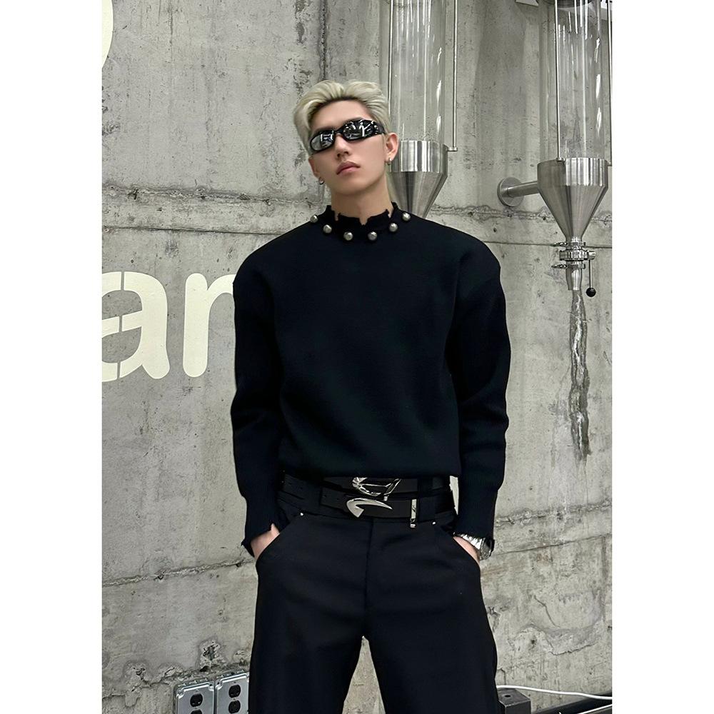 Metal button-decorated loose knitted sweater with a unique design sense, a new American trendy sweater for men in autumn and winter