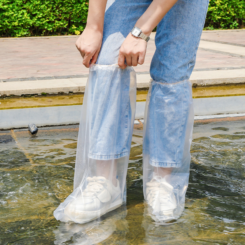 Disposable rain boots shoe covers are waterproof and anti-slip for rainy days. They are made of transparent plastic and have thickened outdoor wear resistance and isolation foot covers for rain protection details Picture