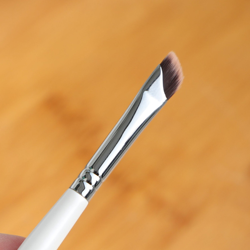 Fan Xiaoxian Tears Furrow Law Pattern Sickle Type Concealer Brush Fine Lighten Dark Circles Flat Head Cangzhou Makeup Brush Application Scenario