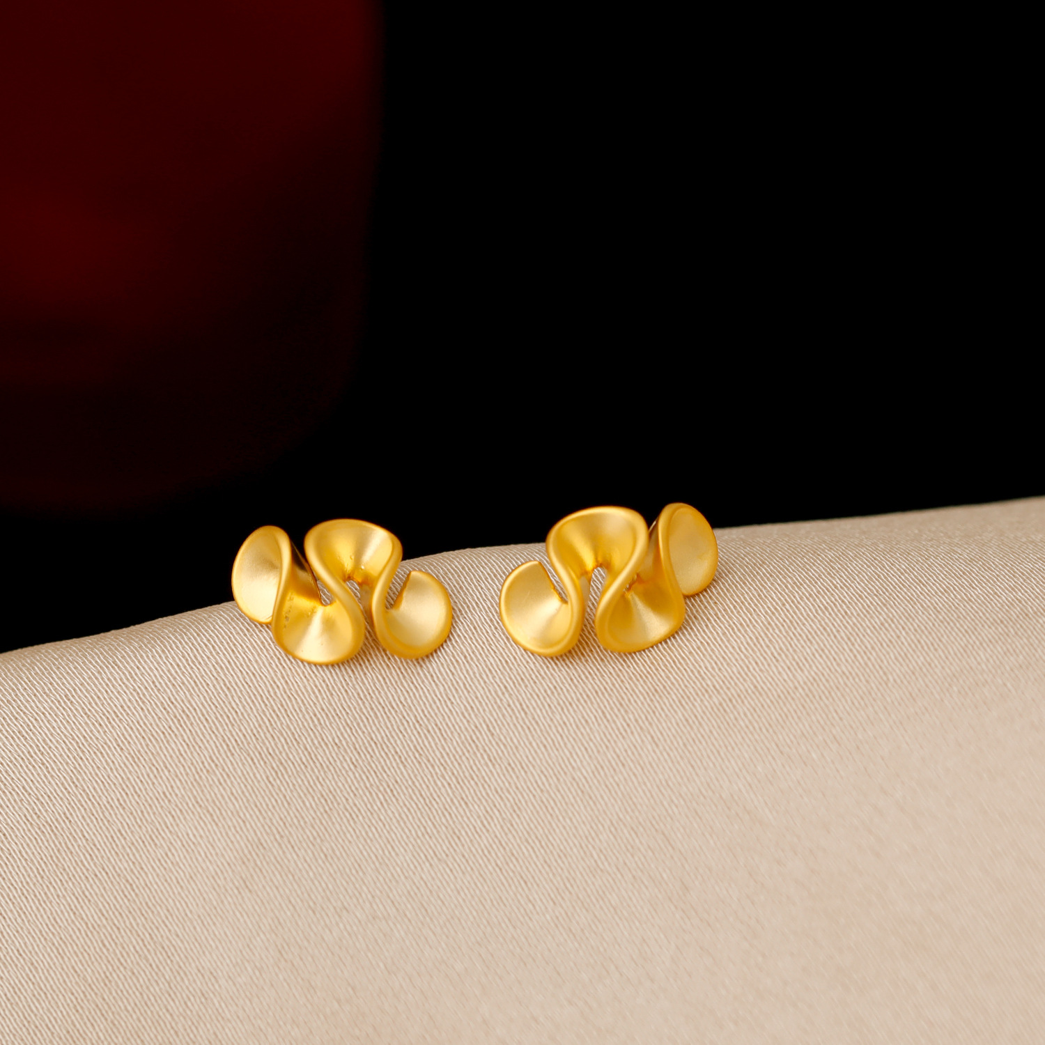 Hyacinth Geometric pleated milk tea flower stud earrings are a new hit for women in 2024. The ruffled edge earrings are a niche design for women