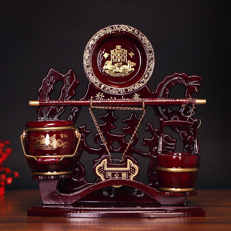 Three-piece set of solid wood and rosewood color small descendants bucket set, wedding toilet, heart-to-heart lock, dowry decoration Specification image