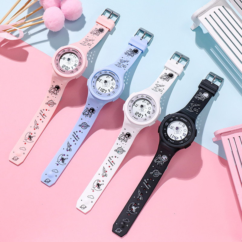 新款太空人电子表男女学生快乐星球防水防摔闹钟儿童运动多功能表