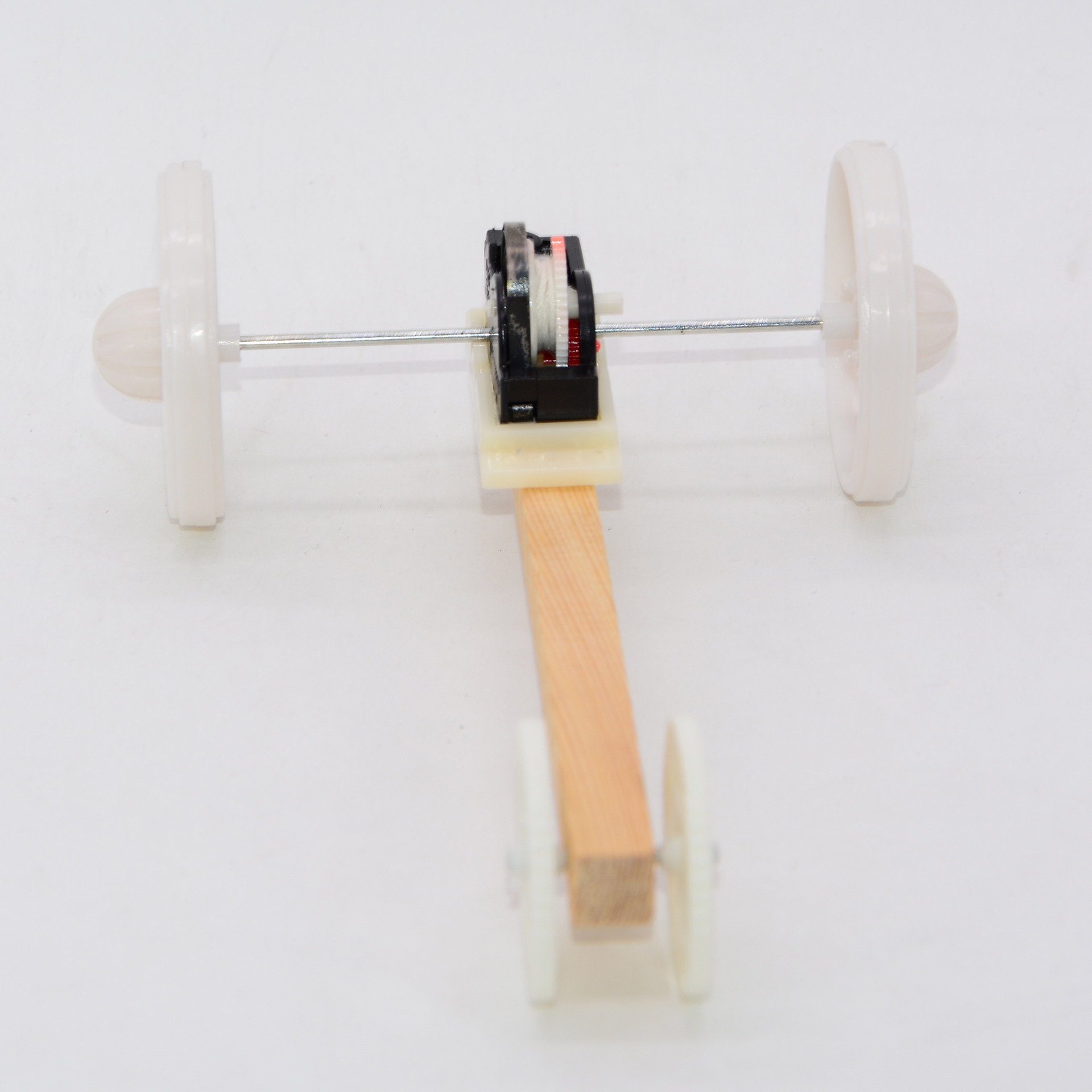 Students make small model materials for hand-pulled wire rebound carts, such as small spring-driven inertial rebound carts Specification image