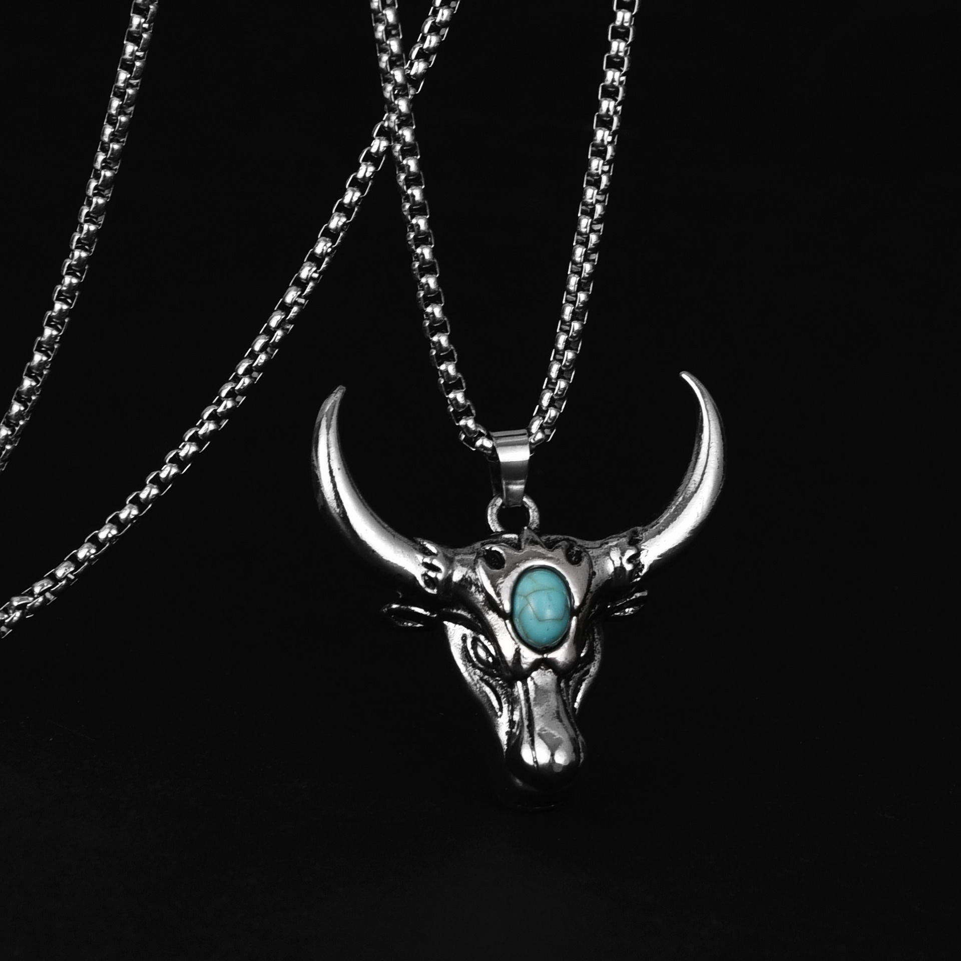 National trend jewelry: turquoise necklace, powerful bull head alloy pendant, men's personalized and versatile sweater chain accessory