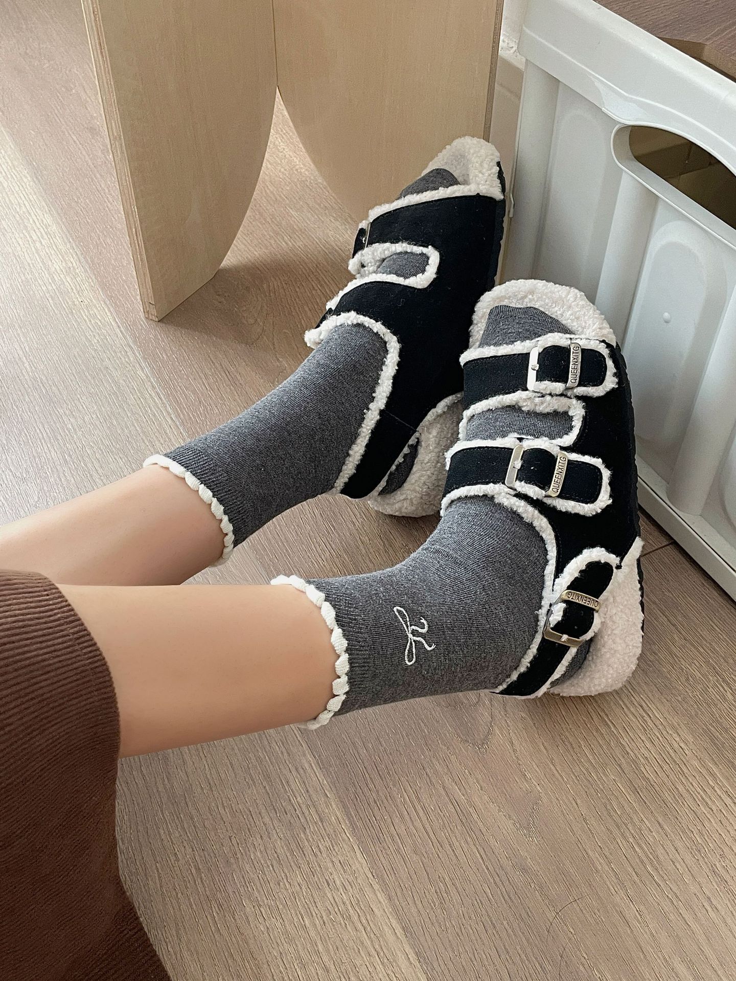 One-piece consignment of socks from the street stall: ballet-style lace embroidery bow socks, combed cotton Japanese-style miu style white mid-calf socks, grey pile socks pic 31