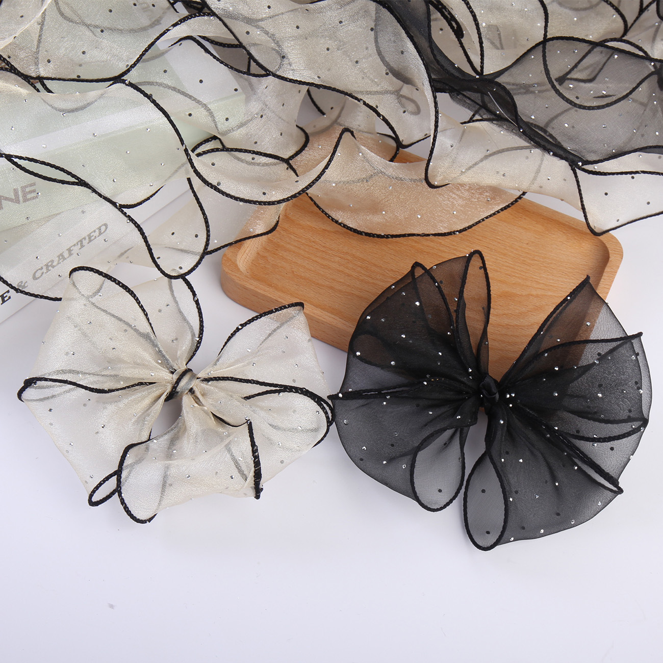 In stock: 6cm hot diamond snow yarn hair accessory, bow, ribbon shoe flower, DIY accessories, materials: overlock yarn, fishtail yarn Application Scenario