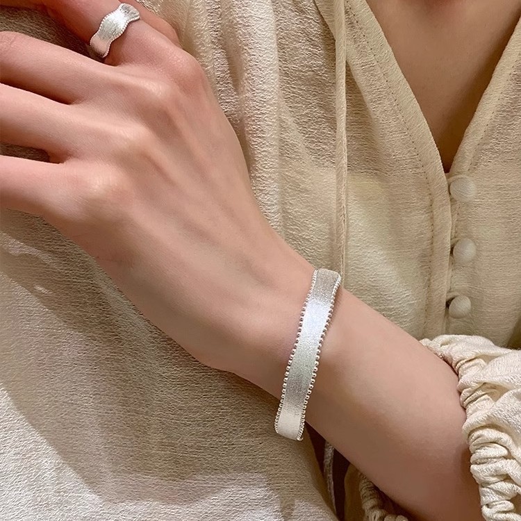 "Snow Satin" Korean original single hand-brushed silk satin rice grain open bracelet ring, ins style light luxury high-end jewelry Application Scenario