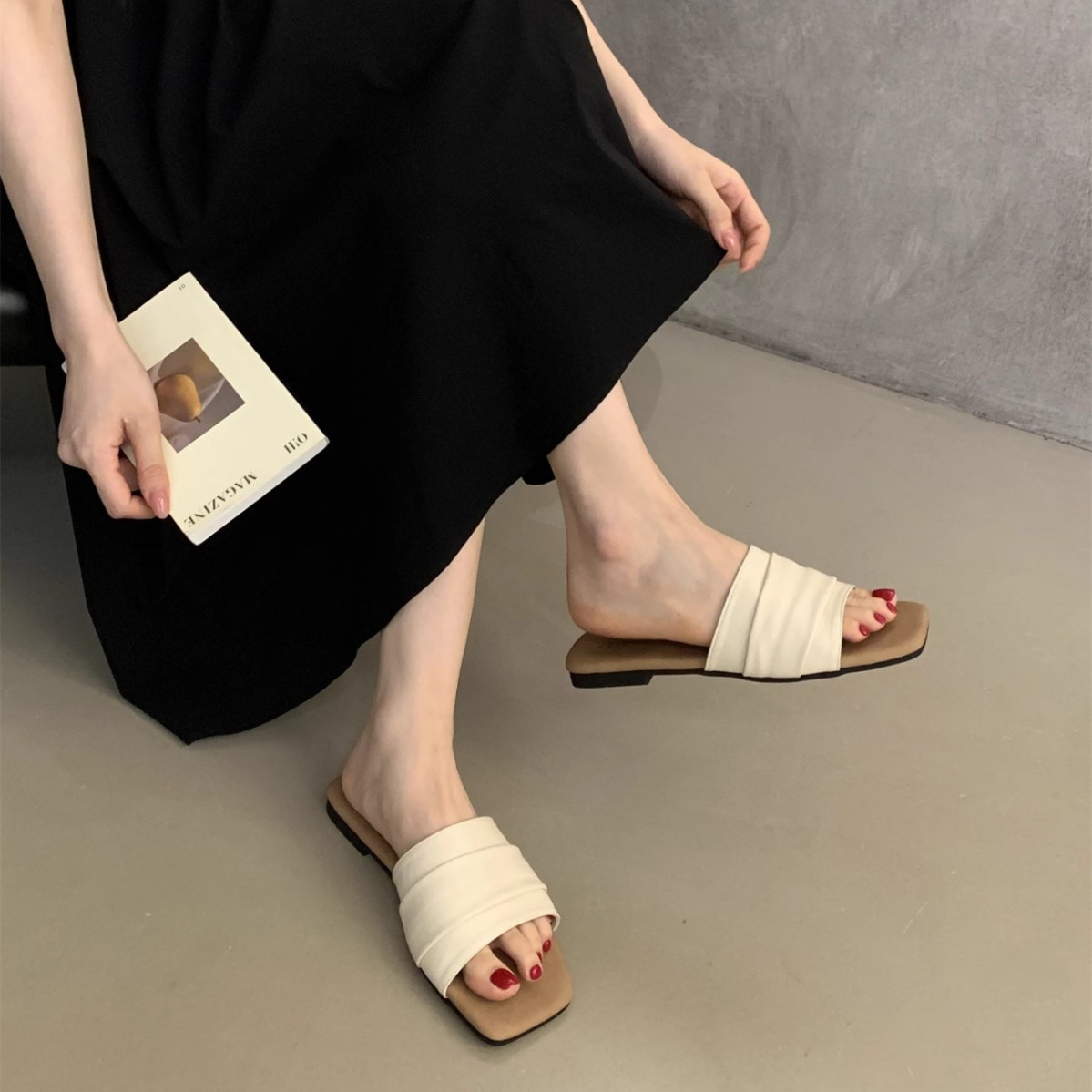 Korean-style flip-flops, pleated soft leather one-shoulder slippers, women's outerwear, summer with skirts, casual vacation beach shoes Application Scenario