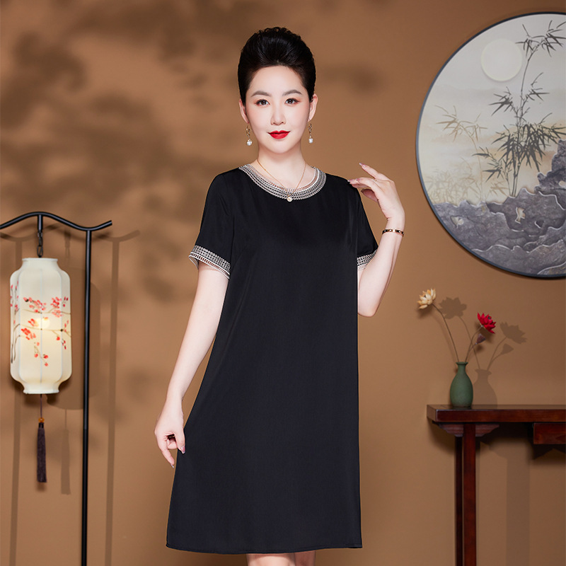 A new mid-length dress for young moms in spring and summer, featuring a round neck, short sleeves and a patchwork pattern. It's a fashionable and casual dress Application Scenario