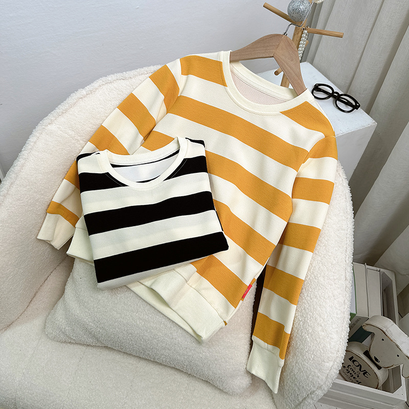 The new round neck hoodie, a popular spring and autumn collection for children's clothing, and a loose, striped Korean-style top are in stock at the factory and available for wholesale Specification image