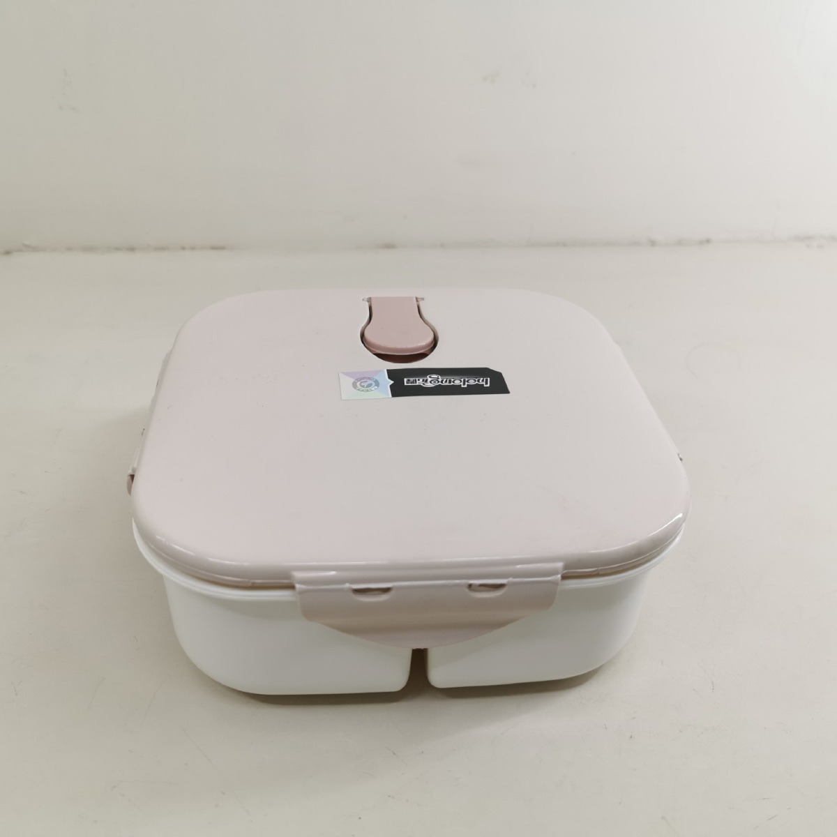 A square plastic lunch box with a spoon and fork that can be heated in a microwave oven, a student lunch box with three compartments, 1217 Specification image