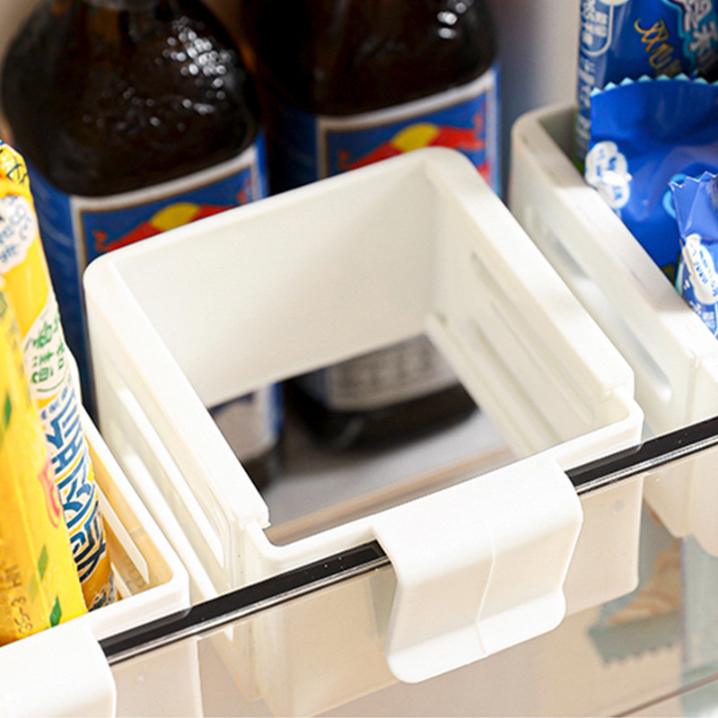 The refrigerator can be extended and the hanging box can be freely adjusted. It is a snap-on type refrigerator with a side door, sauce packets, small snacks, and a small hanging basket for organizing Specification image