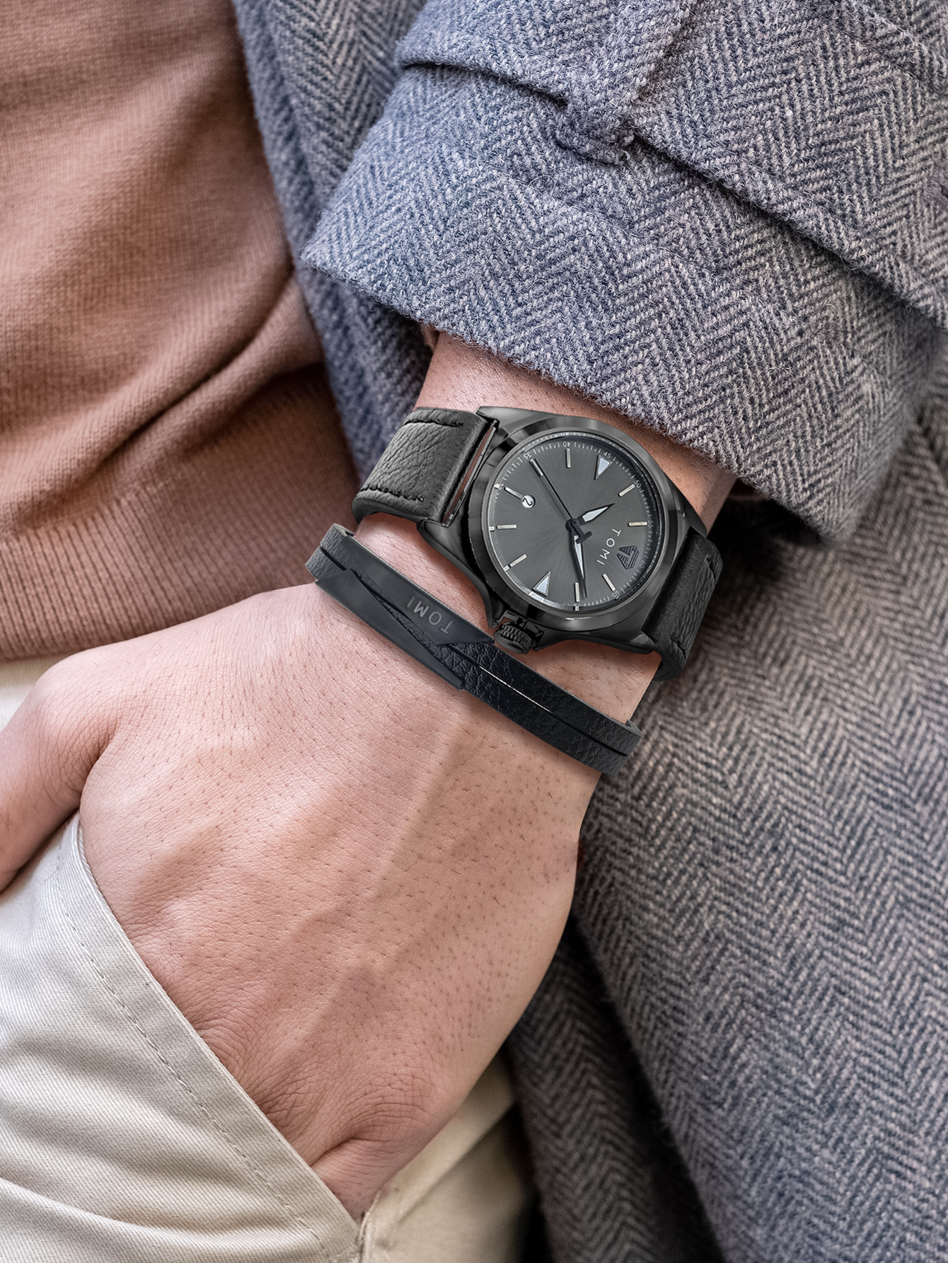 TOMI Temi wristband is a fashionable and trendy new European and American leather accessory for men. It features a multi-layer magnetic clasp that can be adjusted Specification image