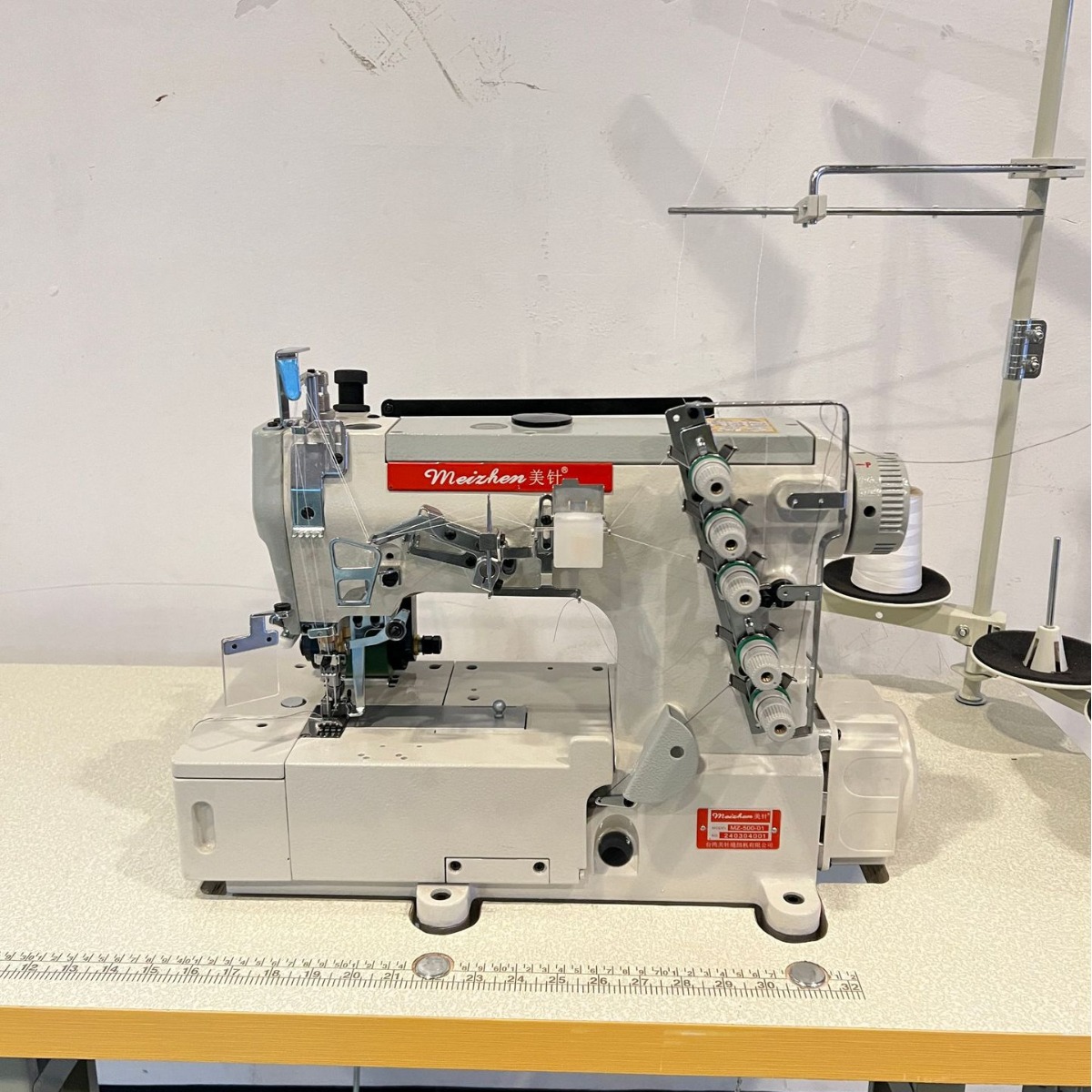 Blanket edge wrapping machine, three-needle five-thread direct drive tensioning machine, 冚 vehicle, double-needle cutting vehicle, automatic thread cutting, industrial sewing machine Application Scenario