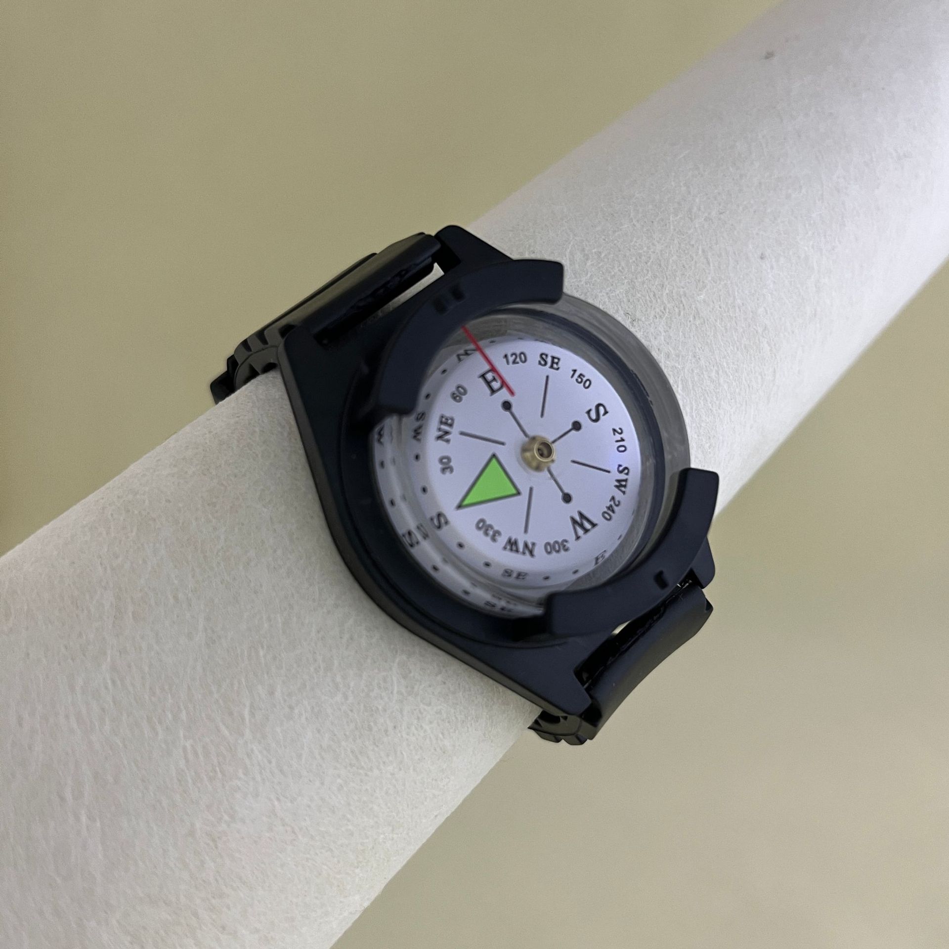 A watch-style diving compass with a strong magnetic wristband and adjustable multi-functional compass for outdoor diving Specification image